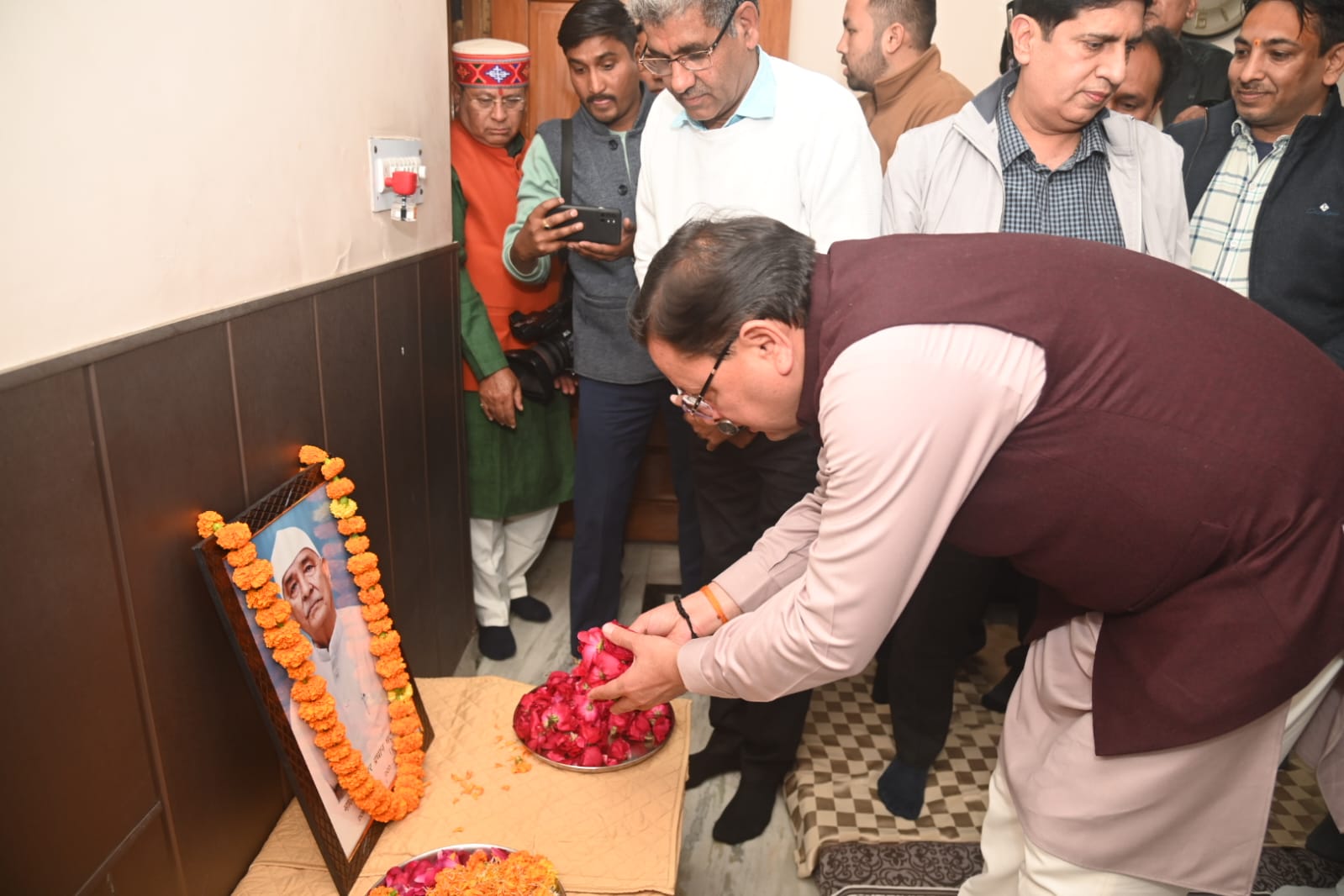 मुख्यमंत्री श्री पुष्कर सिंह धामी ने दिवंगत पूर्व विधायक स्वर्गीय चंद्रशेखर भट्टेवाले पुष्पांजलि अर्पित करते हुए शोक संवेदना व्यक्त की।