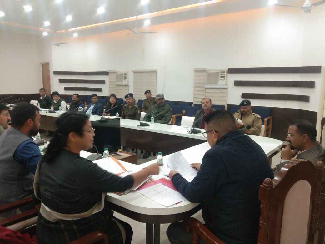 जिलाधिकारी कर्मेन्द्र सिंह की अध्यक्षता में कलक्ट्रेट सभागर में समीक्षा बैठक का आयोजन किया गया।