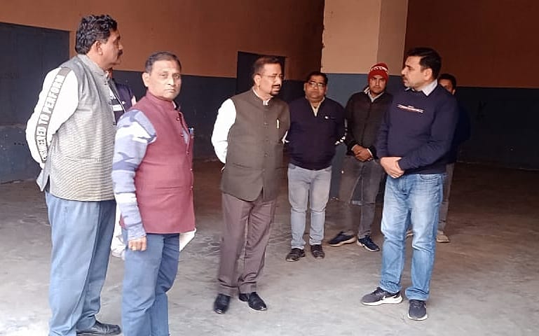 जिला मजिस्ट्रेट कामेंद्र सिंह ने आज आश्रय गृह का निरीक्षण किया।