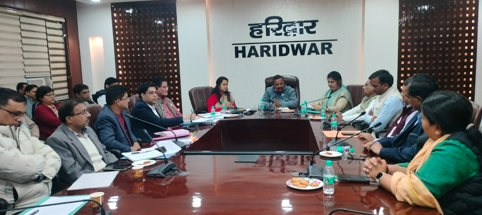 DM कर्मेन्द्र सिंह द्वारा जल जीवन मिशन पर समीक्षा बैठक ।