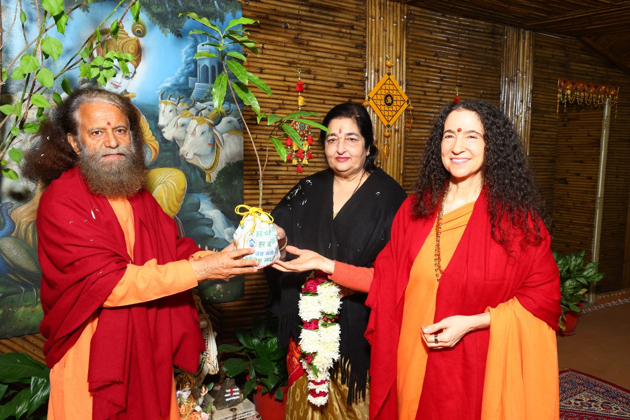 स्वामी चिदानन्द एवं साध्वी भगवती के साथ माँ गंगा का पूजन ।