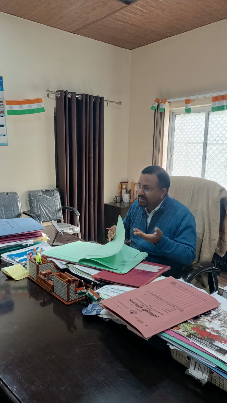 अचानक छापेमारी से जिला कार्यालयों में खलबली