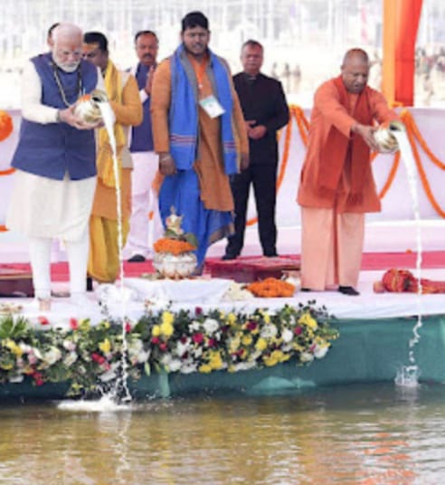 P.M निषादराज क्रूज से संगम घाट पहुंचे ।
