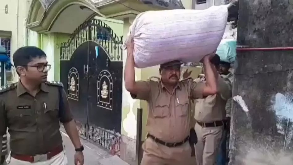 पश्चिम बंगाल पुलिस ने 41 लाख रुपये और 47 किलोग्राम गांजा जब्त किया