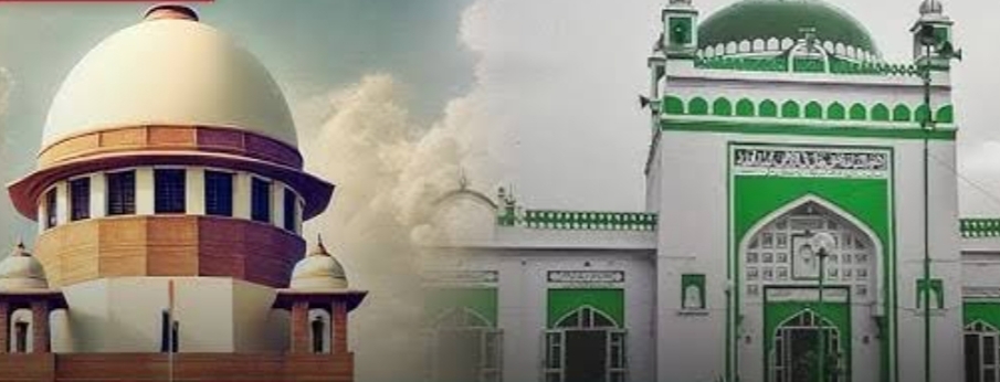 "संभल की शाही जामा मस्जिद में जुमे की नमाज अदा करते हुए नमाजी"