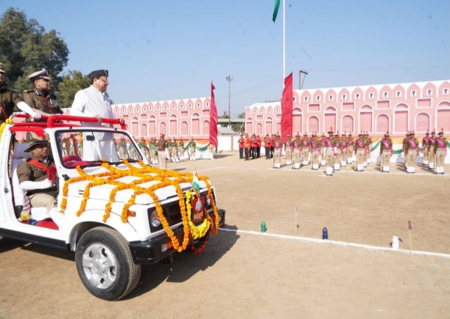 मुख्यमंत्री ने देहरादून में होमगार्ड्स दिवस परेड का निरीक्षण किया ।