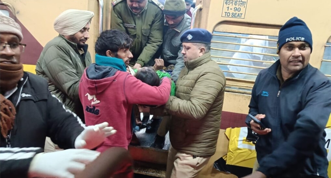 ट्रेन में महिला ने बच्चे को दिया जन्म, जीआरपी पुलिस बनी फरिश्ता