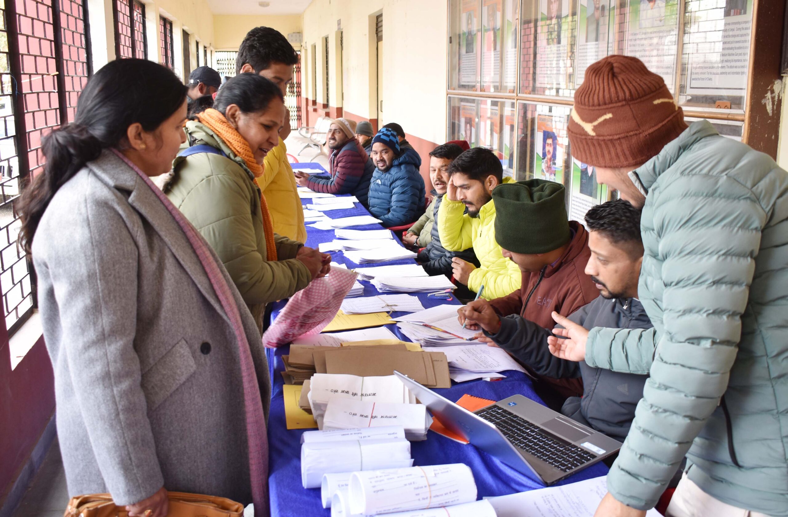 मतदान कक्षों में मोबाइल और कैमरा रहेगा पूर्ण प्रतिबंधित ,पीठासीन और मतदान अधिकारियों