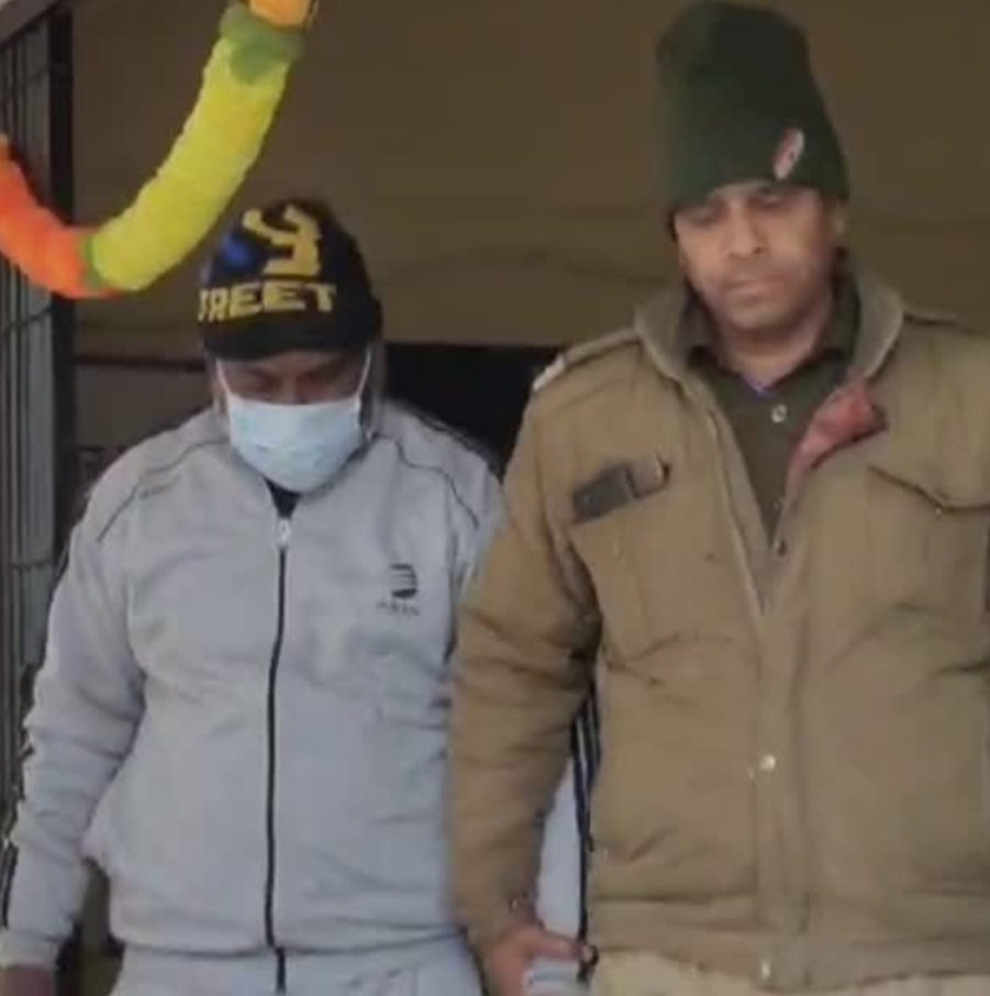 फर्जी पुलिसवाला गिरफ्तार: प्रेमिका के चक्कर में बना था नकली सिपाही...