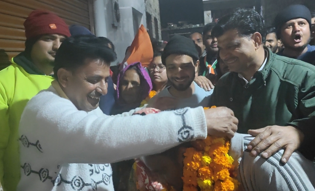 वार्ड 35 से कांग्रेस की पार्षद अंजू देवी का मोहल्ला अहबाब नगर में भव्य स्वागत