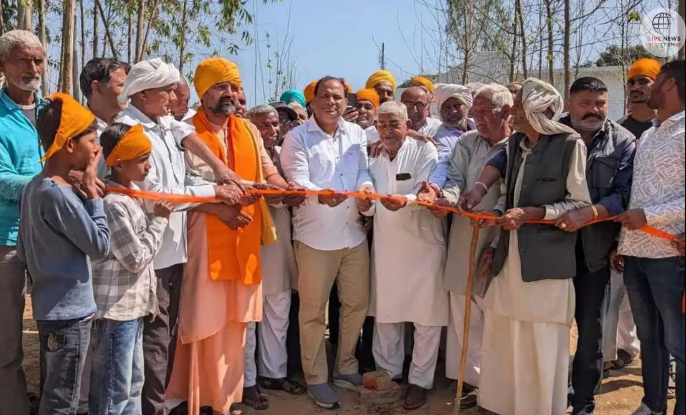 "हरिद्वार के ज्वालापुर में सड़क उद्घाटन कार्यक्रम के दौरान विधायक और स्थानीय लोग।"