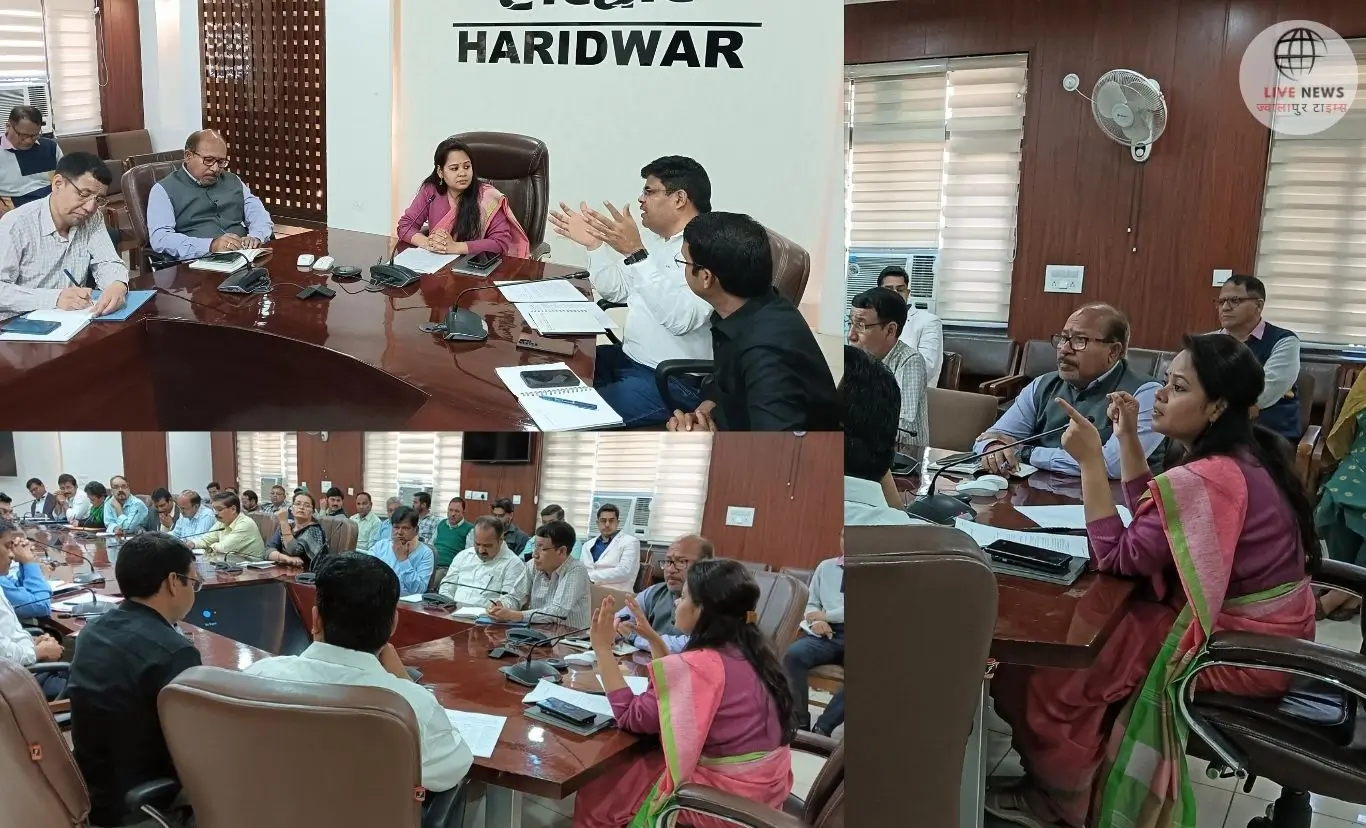 "हरिद्वार में बहुद्देशीय शिविरों के आयोजन की बैठक करते अधिकारी।"