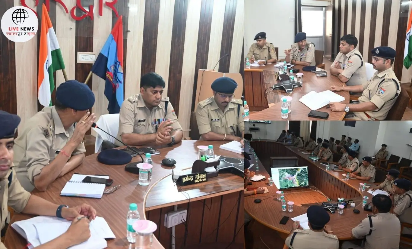 "हरिद्वार में कुंभ मेला 2027 की तैयारियों की समीक्षा बैठक में शामिल अधिकारी।"