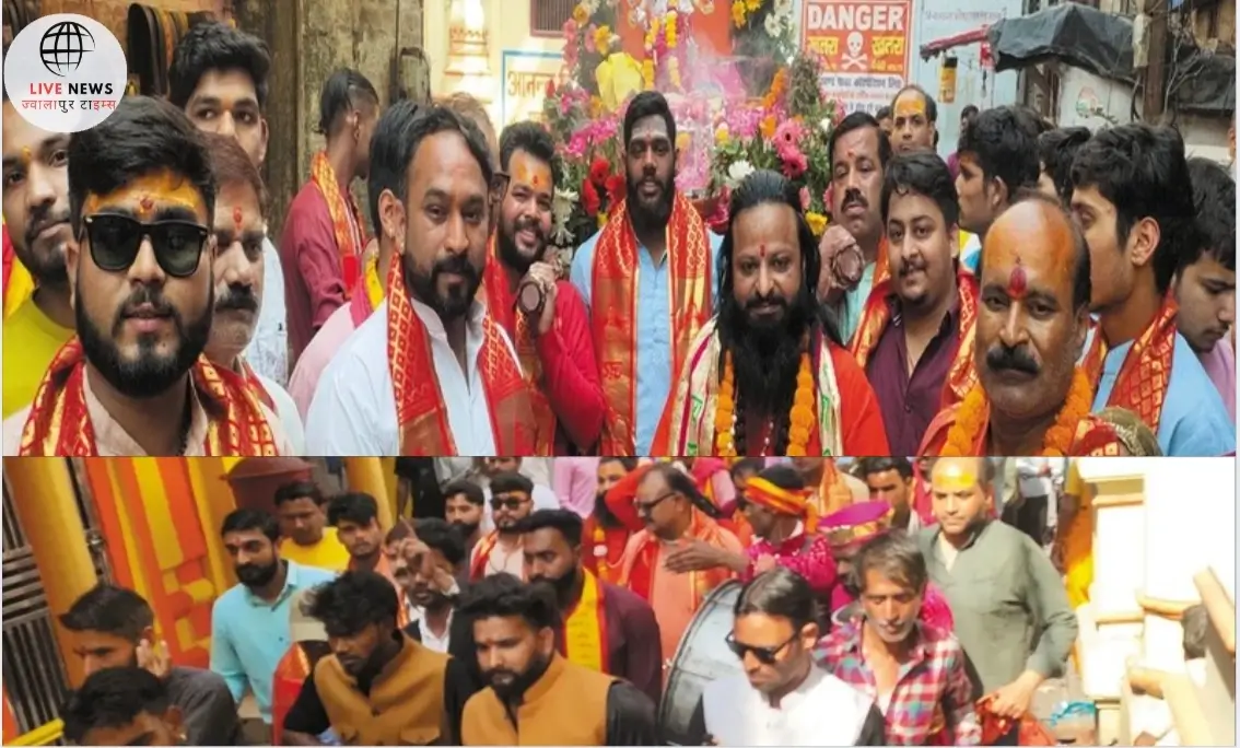 हरिद्वार में निकाली गई श्री हनुमान जन्मोत्सव की भव्य शोभायात्रा, जिसमें हनुमान जी की झांकी और श्रद्धालुओं की भीड़ दिखाई दे रही है।