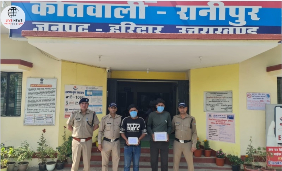 हरिद्वार पुलिस द्वारा लूट के आरोपियों की गिरफ्तारी के बाद बरामद हथियार, बाइक और नगदी की तस्वीर