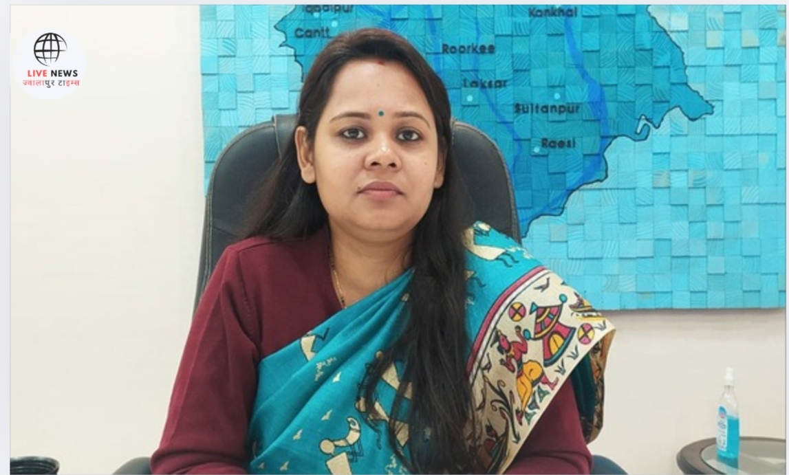 मुख्य विकास अधिकारी आकांक्षा कोंडे समीक्षा बैठक में निर्देश देती हुईं