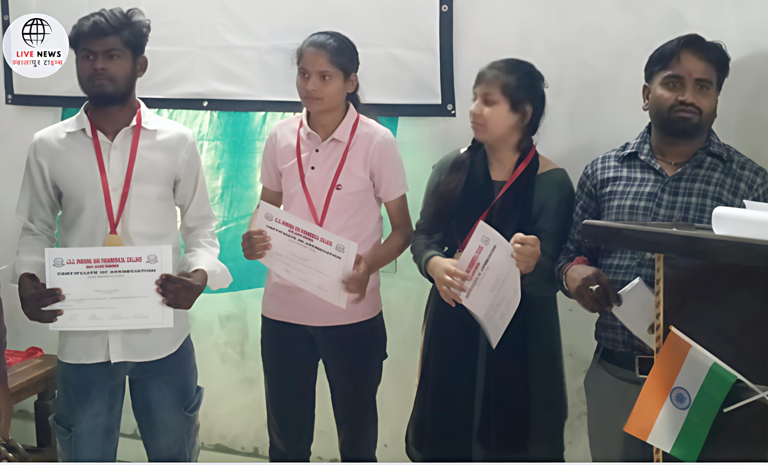 जेएसएस कॉलेज में आयोजित क्विज प्रतियोगिता के विजेता छात्र-छात्राएँ