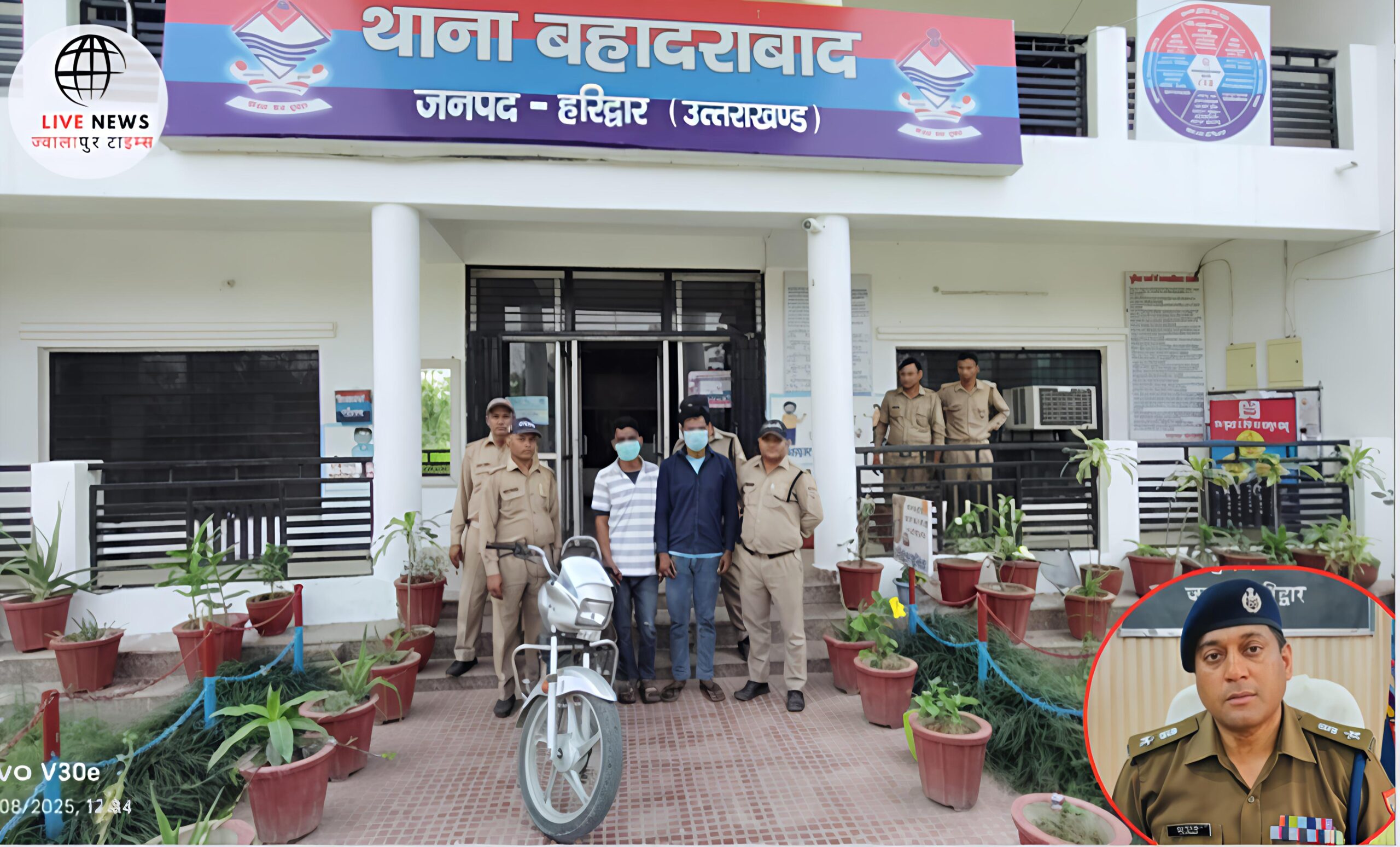 “हरिद्वार बहादराबाद पुलिस द्वारा बाइक चोरों की गिरफ्तारी और बरामद मोटरसाइकिल की तस्वीर”