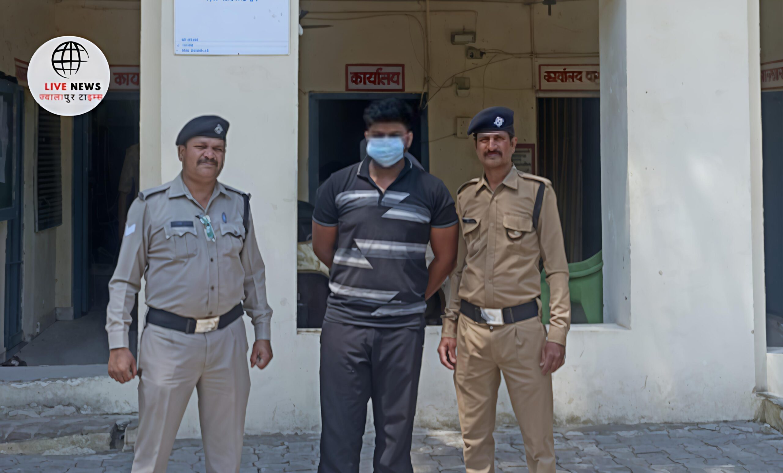 "हरिद्वार पुलिस द्वारा पकड़े गए चाय की दुकान में आग लगाने वाले आरोपी", "सीसीटीवी में कैद हुए चाय की दुकान जलाने के आरोपी", "थाना कनखल पुलिस टीम की गिरफ्तारी कार्रवाई"