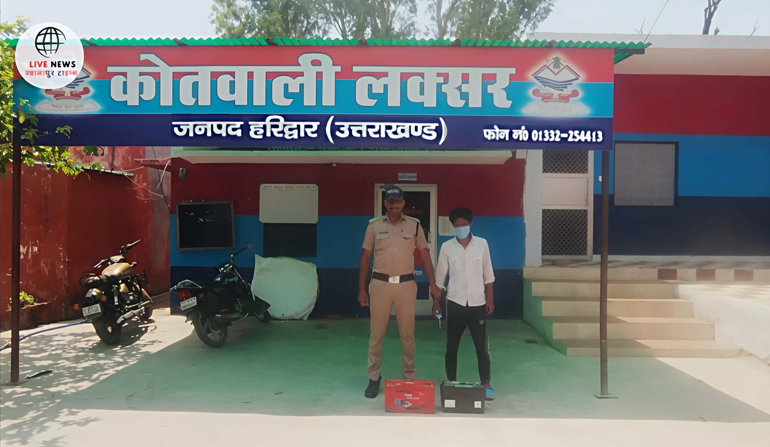 लक्सर पुलिस द्वारा बैटरी चोरी के आरोपी को गिरफ्तार करते हुए तस्वीर, बरामद बैटरियों के साथ