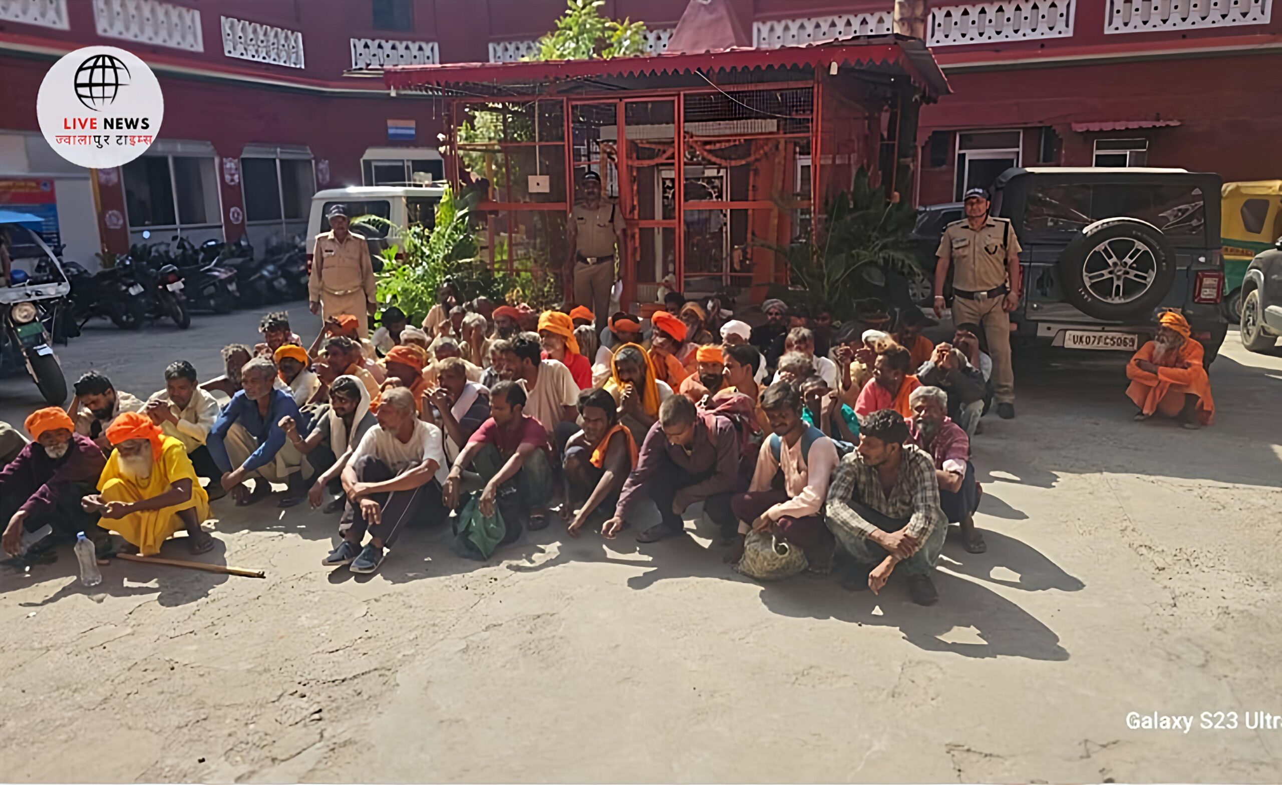 हर की पैड़ी पर तैनात पुलिस और पकड़े गए भिक्षुकों की कार्रवाई का दृश्य