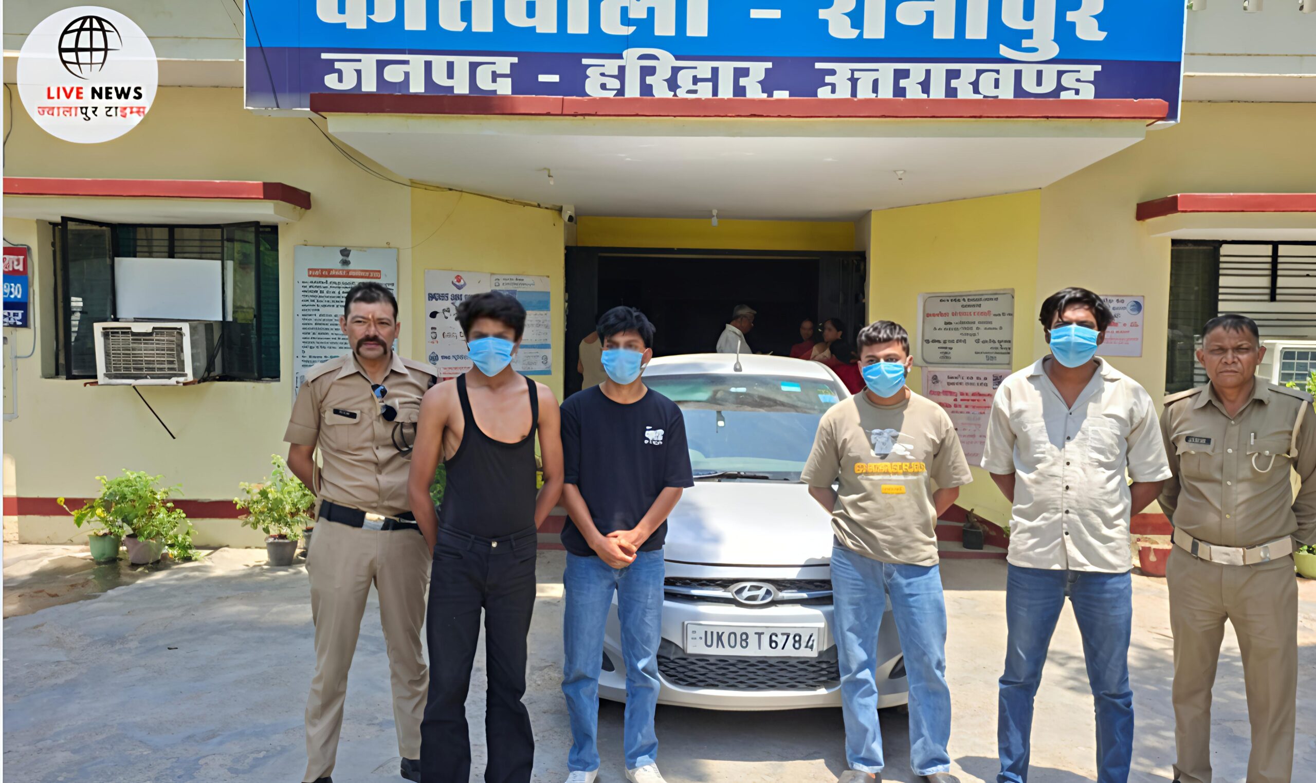 नशे में स्टंट करते युवकों की कार को जब्त करती हरिद्वार पुलिस की टीम
