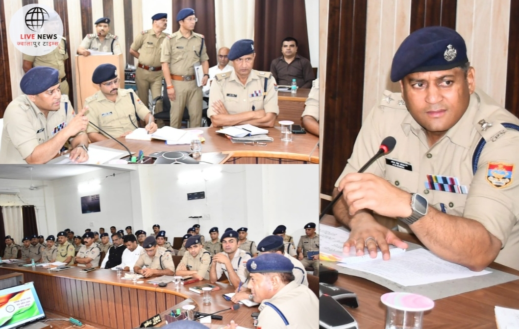 "हरिद्वार सैनिक सम्मेलन में जवानों को एसएसपी प्रमेन्द्र डोबाल द्वारा सम्मानित करते हुए"