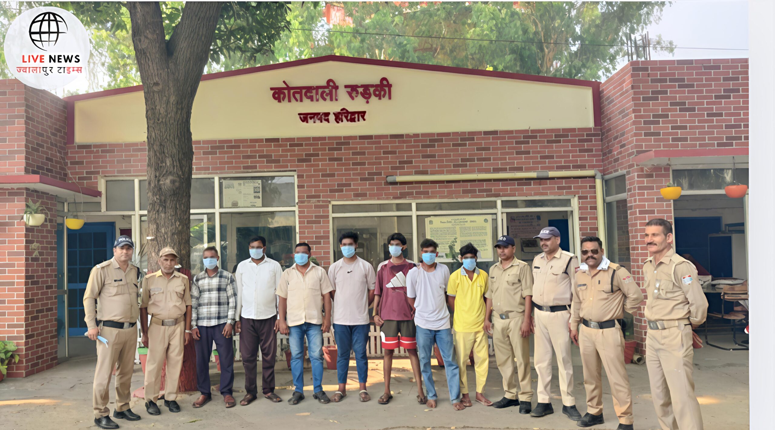 शांतिभंग के आरोपियों को हिरासत में ले जाती रुड़की पुलिस टीम