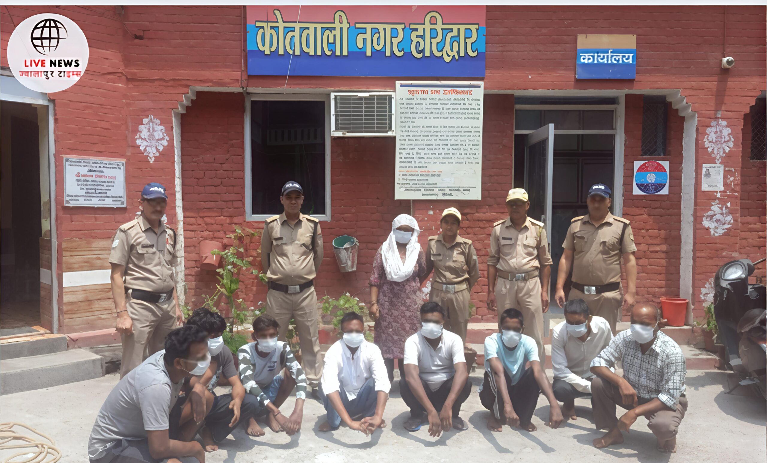 "हरिद्वार पुलिस की गिरफ्त में वारंटियों की पेशी से पहले की तस्वीर"