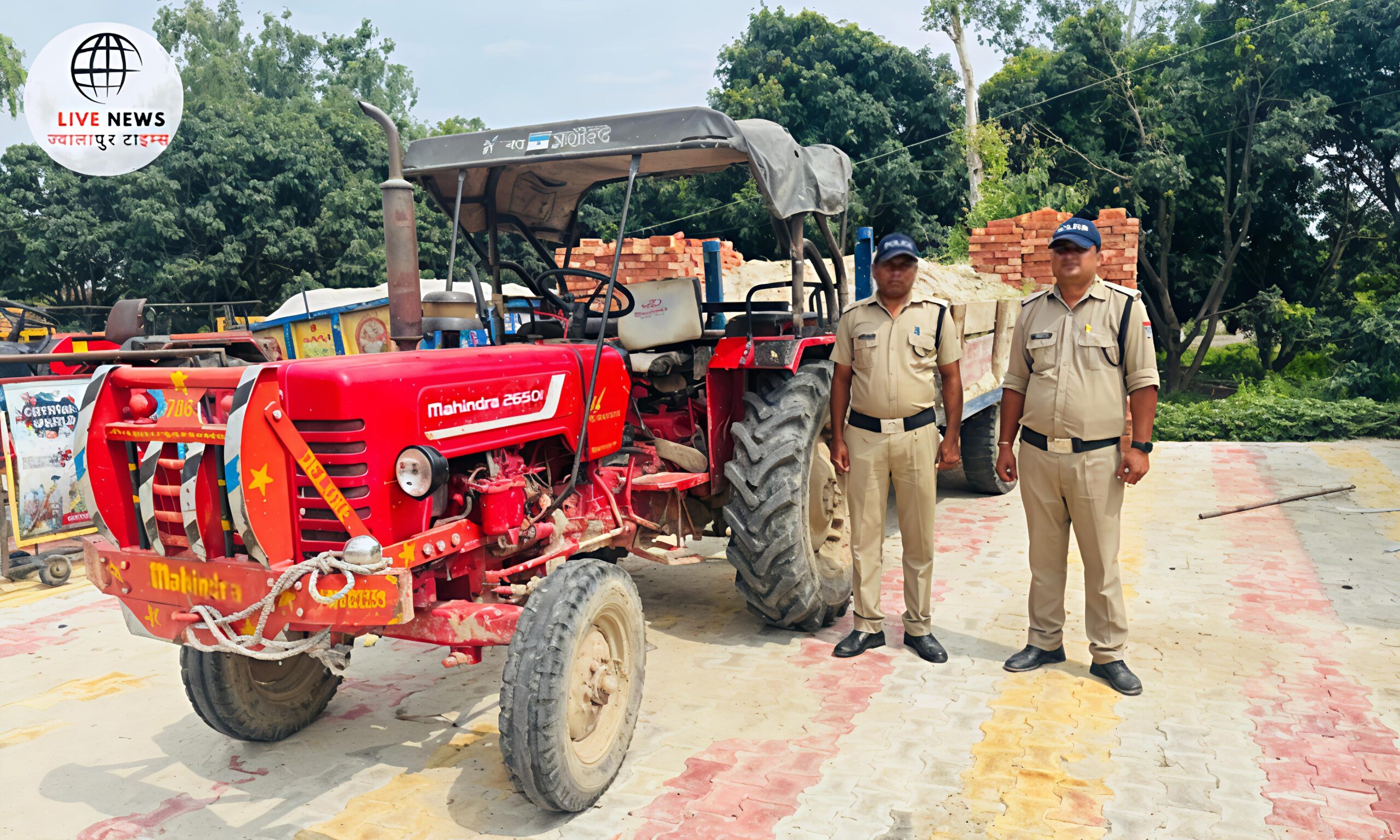 अवैध खनन में पकड़ी गई ट्रैक्टर ट्रॉली, जिसमें मिट्टी और पांगी भरी हुई है, पुलिस द्वारा सीज की जा रही है।