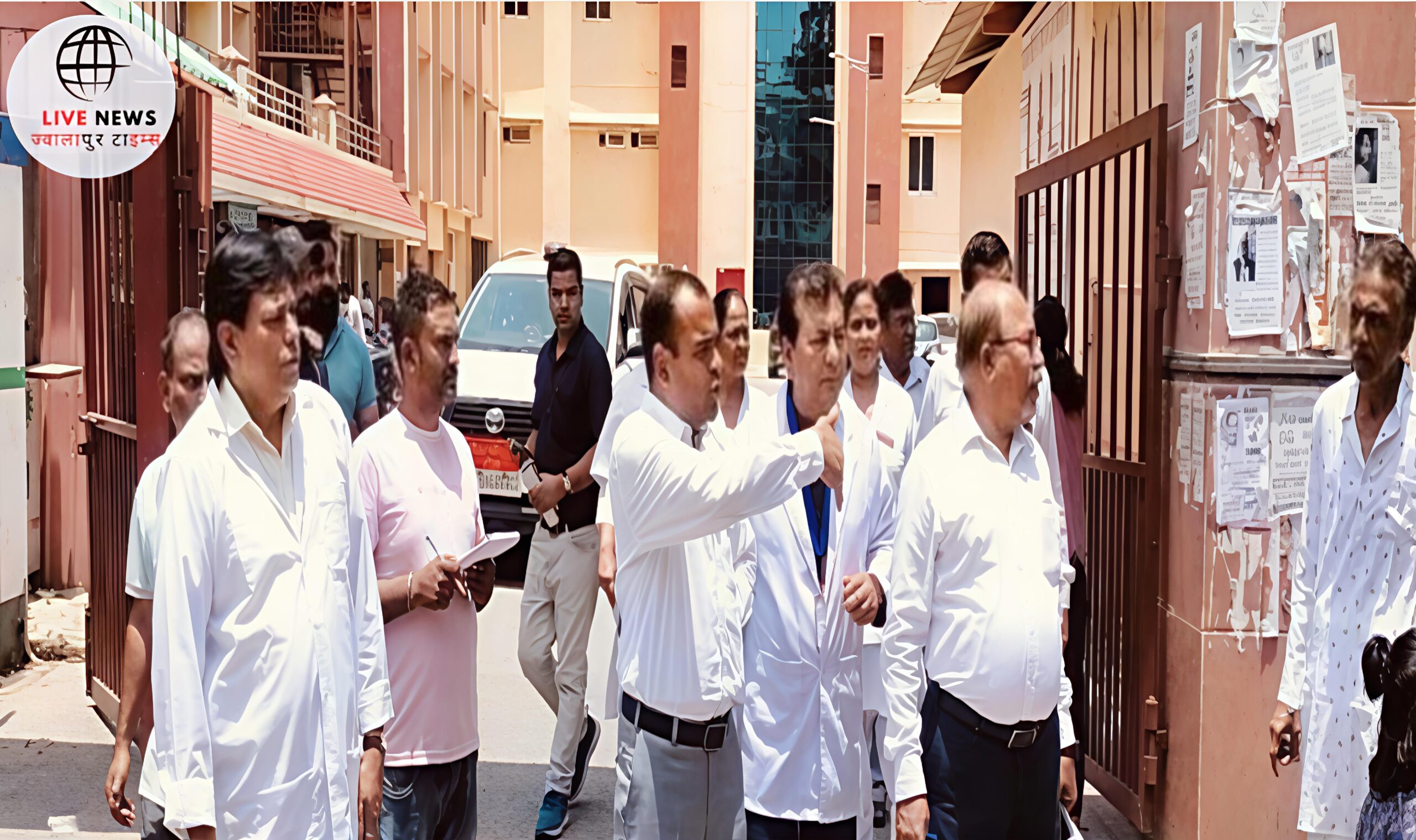 हरिद्वार के जिला और महिला अस्पताल में निरीक्षण करते हुए डीएम मयूर दीक्षित की तस्वीर, साथ में अधिकारीगण।
