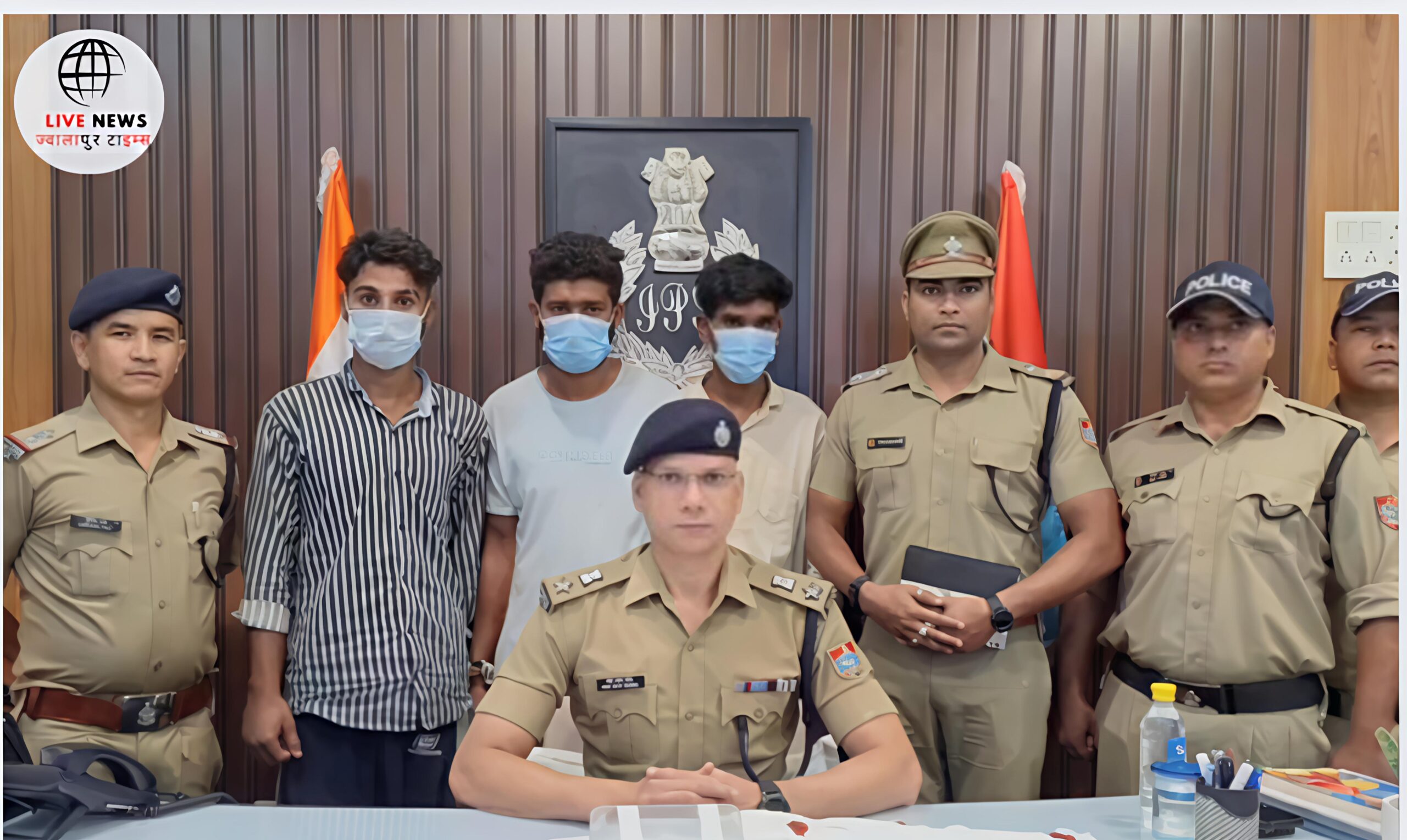 सितारगंज फायरिंग कांड में गिरफ्तार तीनों आरोपी और बरामद बंदूक की तस्वीर, ऊधमसिंह नगर पुलिस की प्रेस रिलीज।