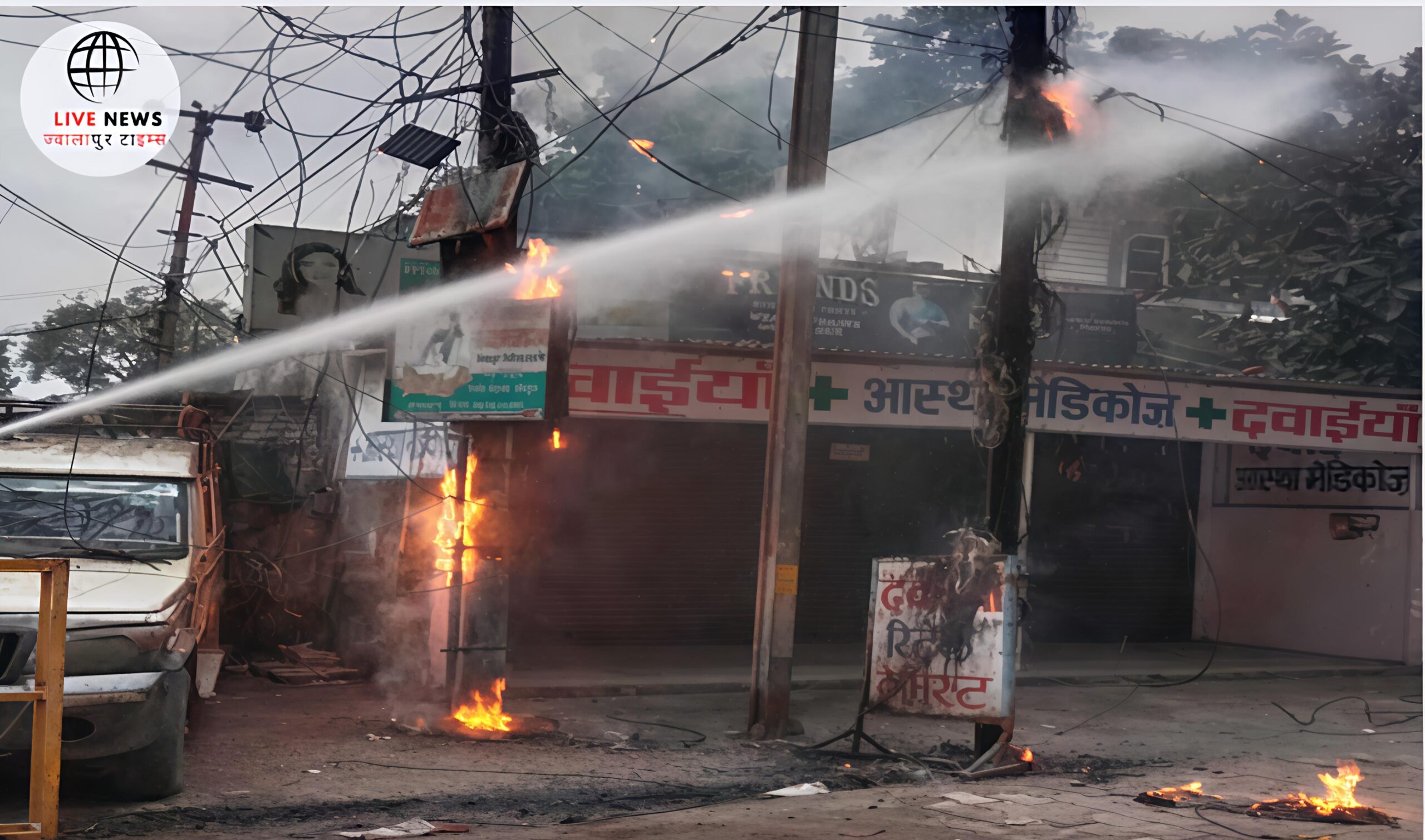 हरिद्वार के बिल्वकेश्वर रोड पर जलते हुए विद्युत पोल और मौके पर मौजूद फायर ब्रिगेड की तस्वीर।