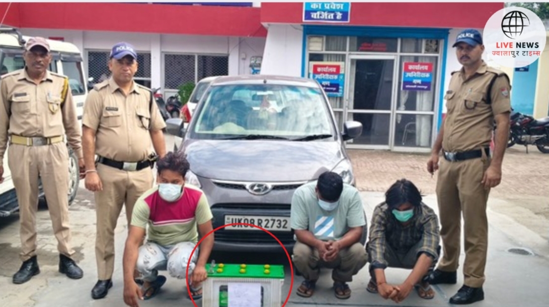 हरिद्वार पुलिस द्वारा ज्वालापुर में चोरी की घटना का खुलासा, आरोपी और बरामद बैटरी व कार के साथ