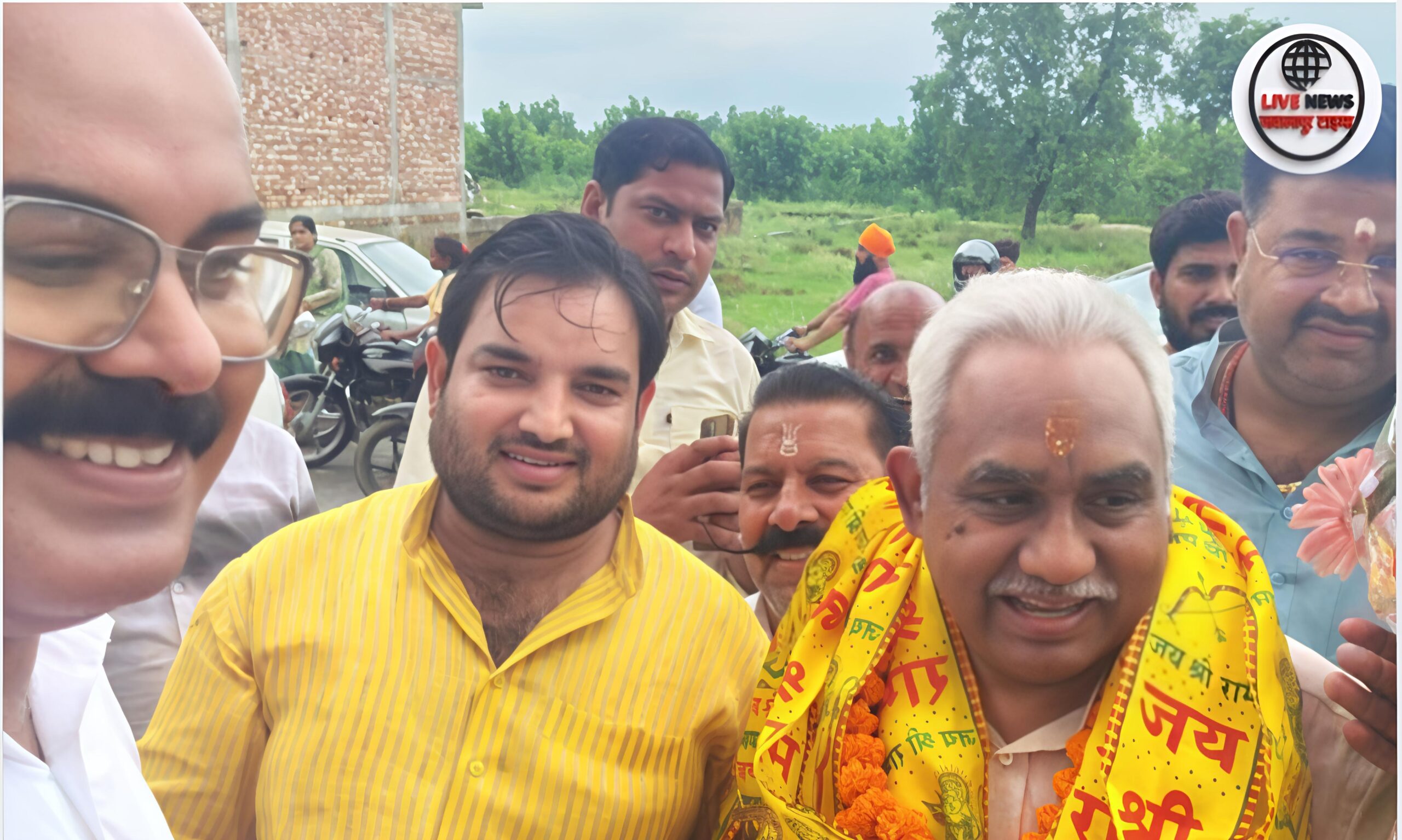 पूर्व कैबिनेट मंत्री मदन कौशिक लक्सर स्थित मेरठ हॉस्पिटल का फीता काटकर उद्घाटन करते हुए।