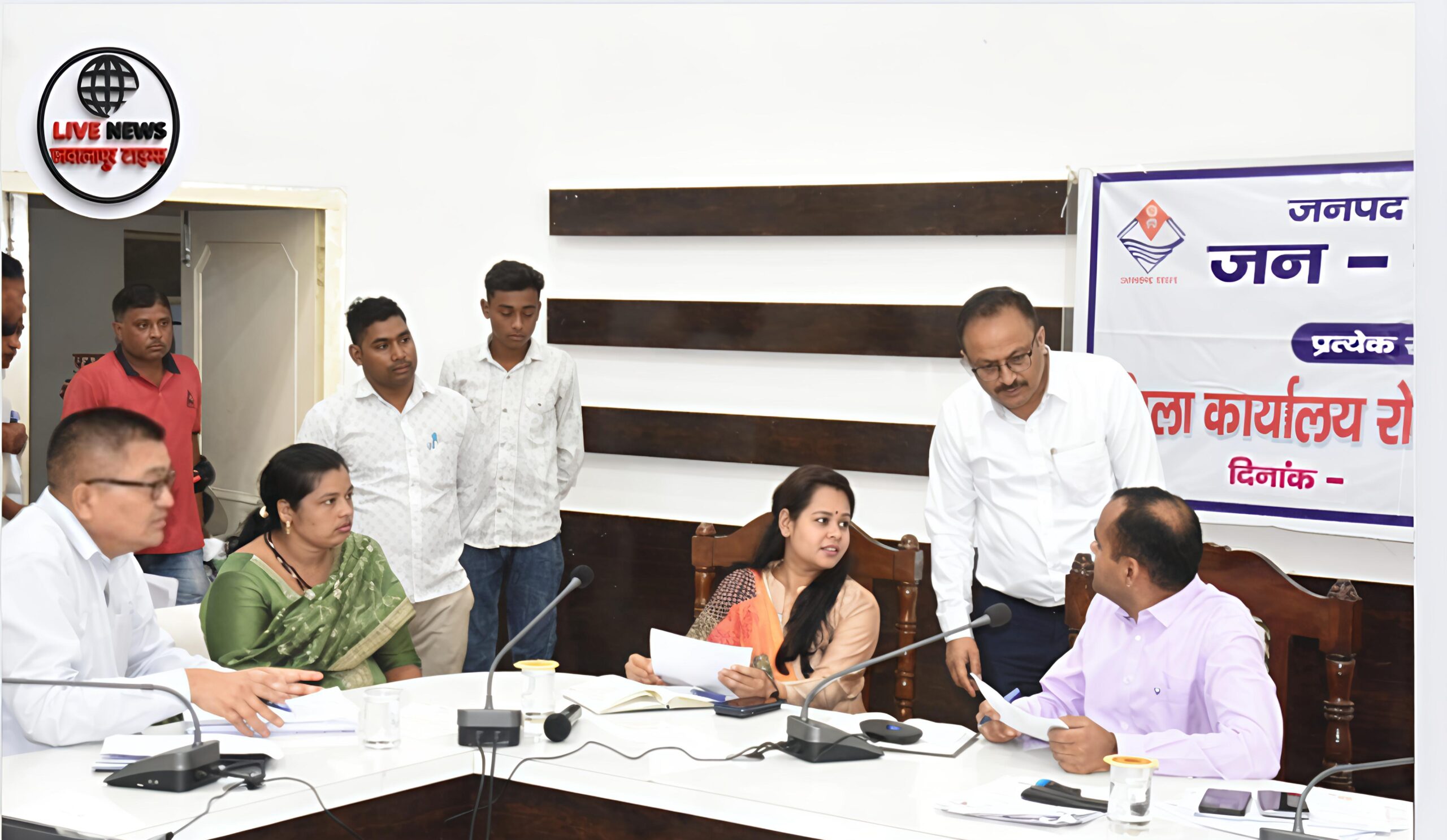 हरिद्वार डीएम द्वारा जनसुनवाई के दौरान अधिकारियों को निर्देश देते हुए, शिकायतों की समीक्षा बैठक।