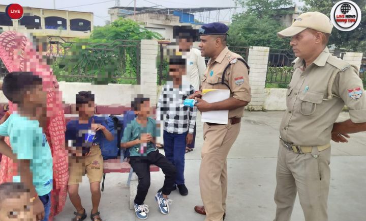 जीआरपी टीम काठगोदाम रेलवे स्टेशन पर संदिग्धों की चेकिंग करती हुई।