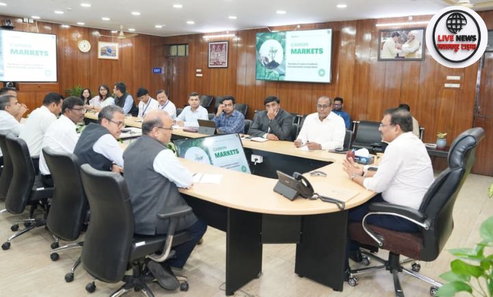 “मुख्य सचिव आनंद बर्द्धन सचिवालय में कार्बन क्रेडिट बैठक लेते हुए”