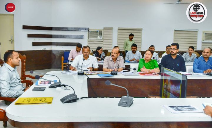 "हरिद्वार में जिला शिक्षा समिति की बैठक में जिलाधिकारी मयूर दीक्षित शिक्षा सुधार के निर्देश देते हुए"