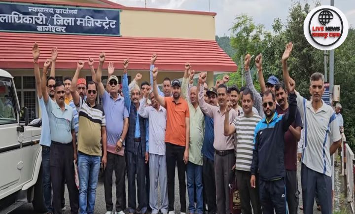 मंडलसेरा क्षेत्र के लोग जलभराव और सड़क पर मलबे की समस्या को लेकर कलक्ट्रेट में प्रदर्शन करते हुए”