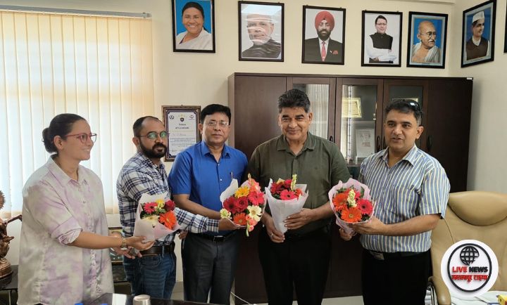 “अल्मोड़ा मेडिकल कॉलेज के नए स्थायी प्राचार्य डॉ. सी.पी. भैसोड़ा कार्यभार ग्रहण करते हुए”