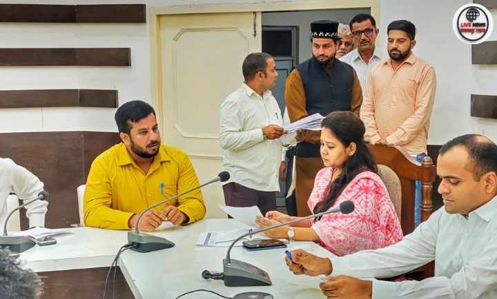 “हरिद्वार के जिलाधिकारी मयूर दीक्षित ‘नमस्ते योजना’ की बैठक में अधिकारियों को सफाई कर्मियों की सुरक्षा के लिए निर्देश देते हुए।”