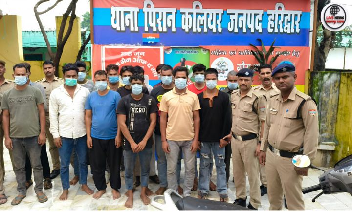 पुलिस गांव में दंगाइयों को गिरफ्तार करते हुए।