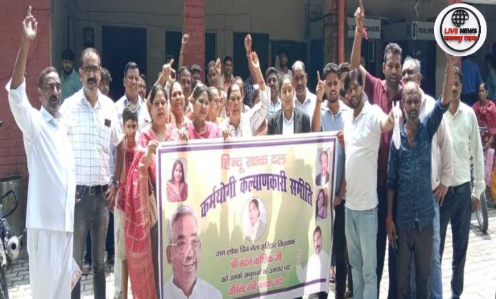 हरिद्वार में विधायक मदन कौशिक को कैबिनेट मंत्री बनाने की मांग करते हुए सामाजिक संगठन ज्ञापन सौंपते हुए।