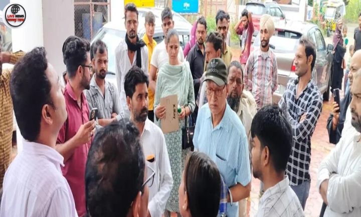 रुद्रपुर उप जिला चिकित्सालय में ओपीडी बंद होने के बाद बाहर इंतजार करते मरीज और तीमारदार