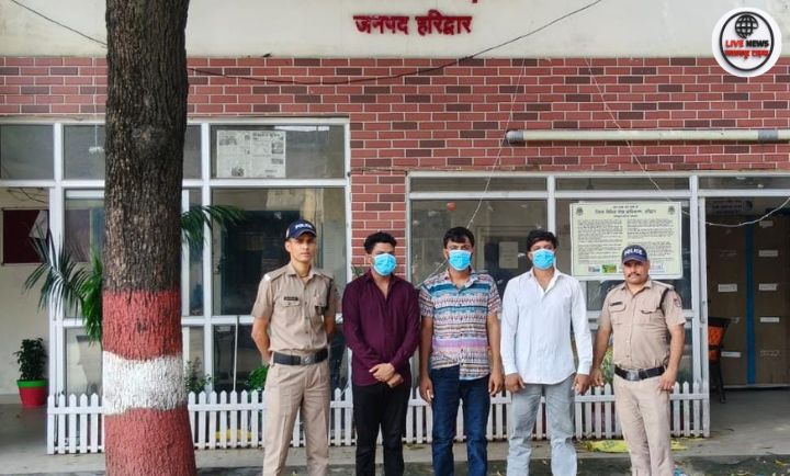 रुड़की पुलिस टीम द्वारा शांति व्यवस्था भंग करने पर गिरफ्तार किए गए तीन आरोपियों को हिरासत में ले जाते हुए।