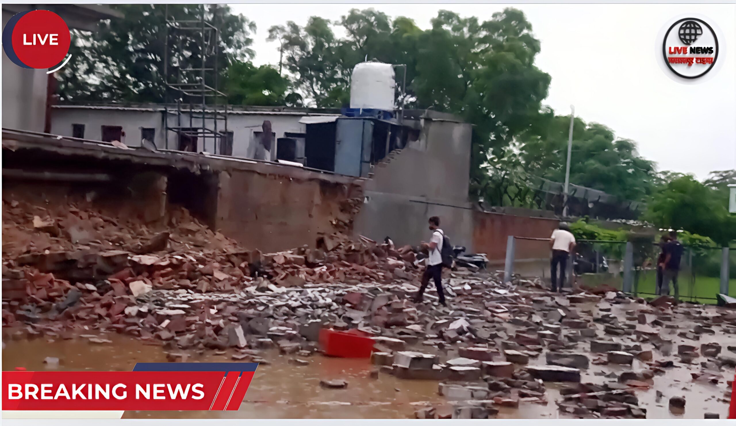 हरिद्वार सिडकुल में एंकर कंपनी के पास गिरी पुरानी दीवार, मलबे में दबी कारें और टूटी हुई दोपहिया वाहन