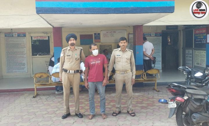 धक्का-मुक्की करते हुए संदिग्ध को काबू करती पुलिस टीम”