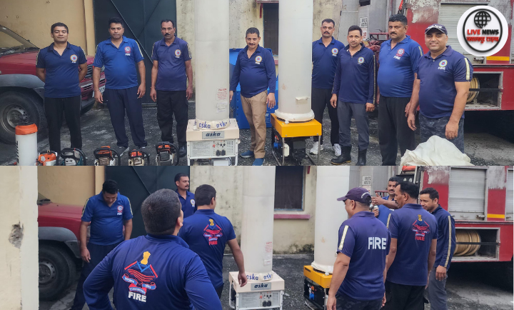 फायर स्टेशन रुड़की में अग्निशमन अधिकारी आपदा उपकरणों की टेस्टिंग और कर्मचारियों को संचालन प्रशिक्षण देते हुए।