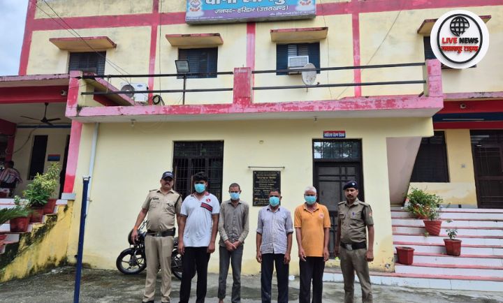 थाना खानपुर पुलिस द्वारा वांछित वारंटियों की गिरफ्तारी करते हुए पुलिस टीम की तस्वीर।